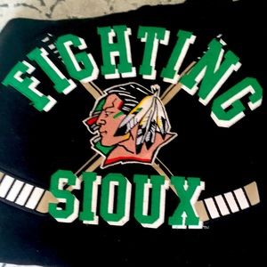Fighting Sioux hockey sweatshirt , pullover black.